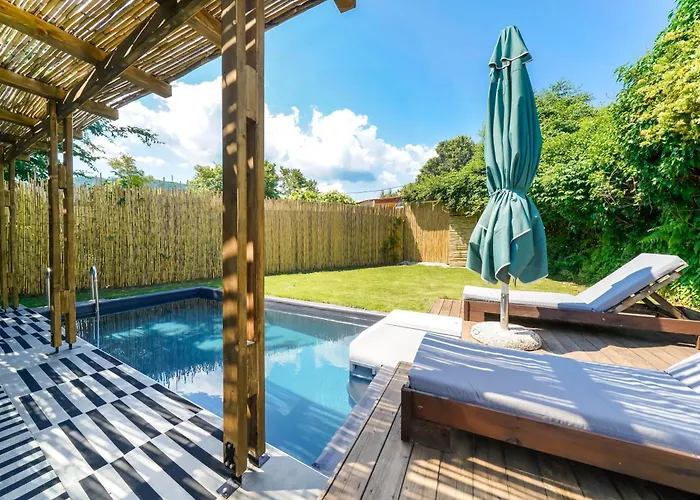 Rafaelo Poolside
