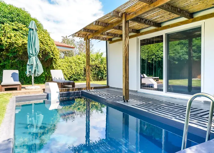 Rafaelo Poolside
