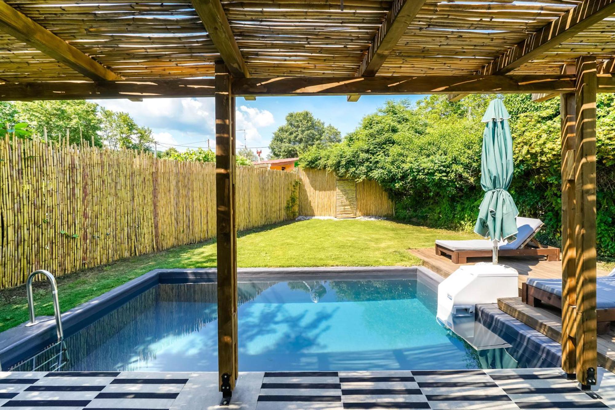 Rafaelo Poolside